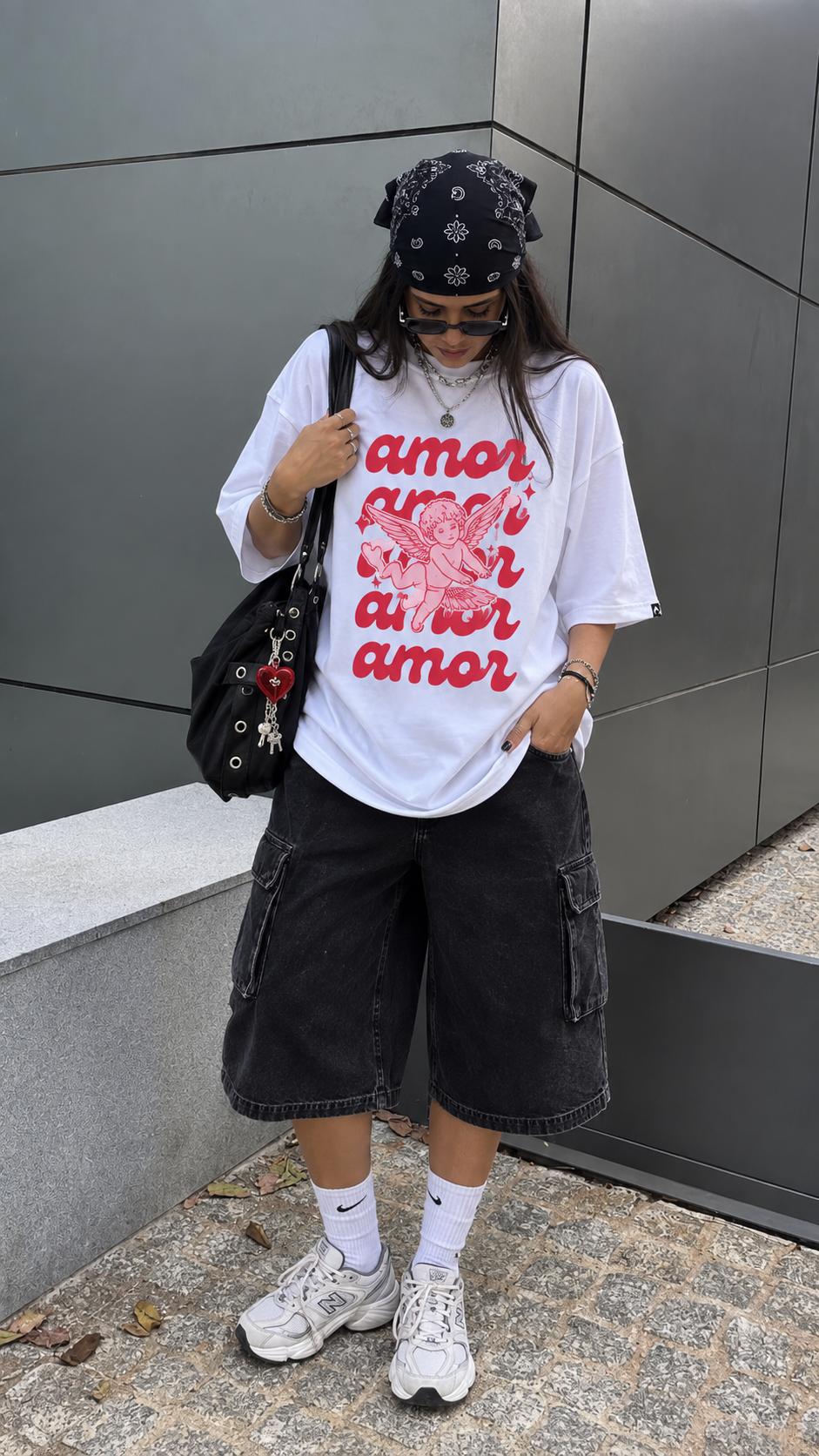 Remera Oversize Amor Querubín en estilo urbano con bermuda cargo negra