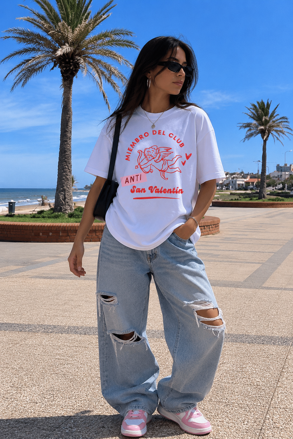 Remera Oversize Club Anti San Valentín combinada con jean ancho