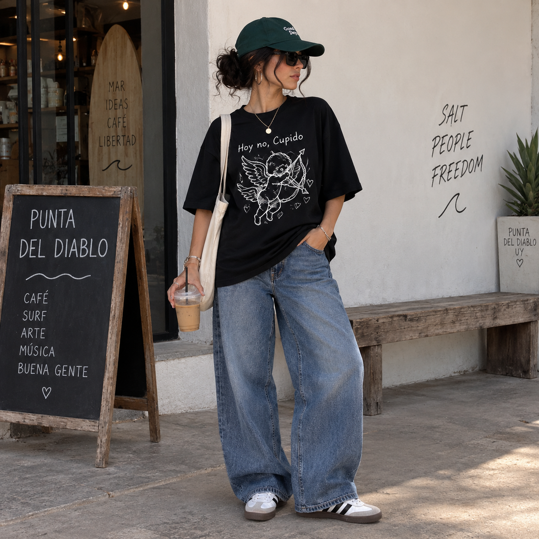 Remera Oversize Hoy no Cupido negra combinada con jean ancho