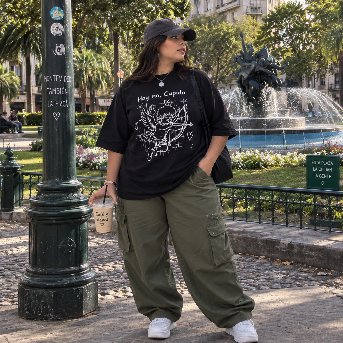 Remera Oversize Hoy no Cupido negra en estilo urbano con pantalón cargo