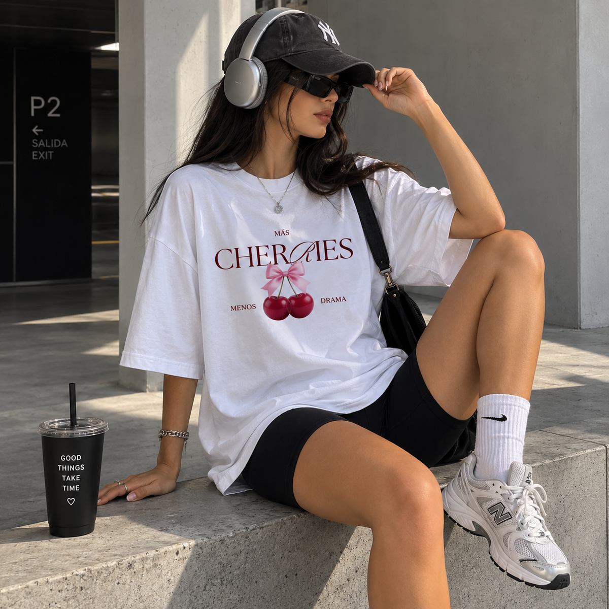 Remera Oversize Más Cherries Menos Drama combinada con biker negra