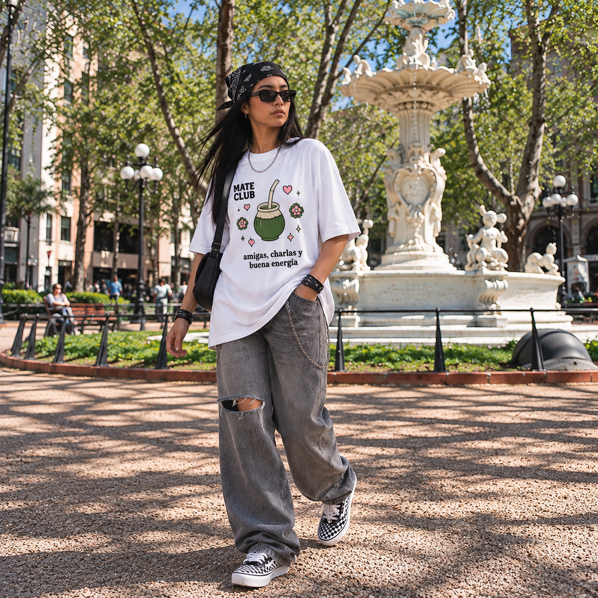 Remera Oversize Mate Club blanca en outfit urbano con jean ancho