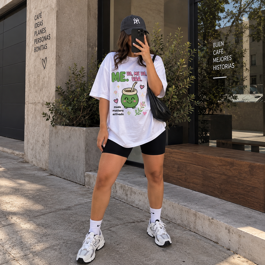 Remera Oversize Modo Matera blanca combinada con biker