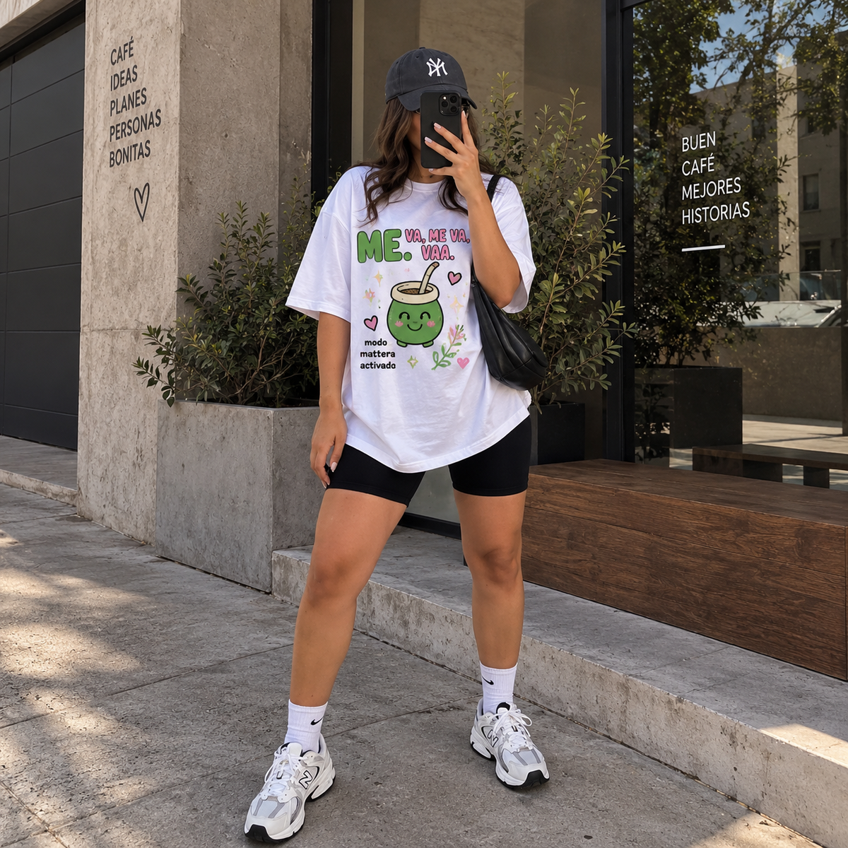 Remera Oversize Modo Matera blanca combinada con biker