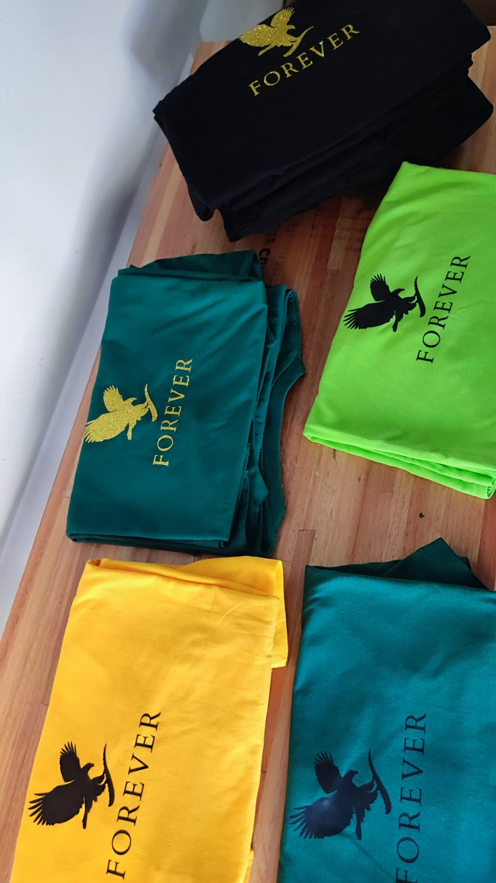 Muestra real de prendas personalizadas con vinilo por SKCREACIONES