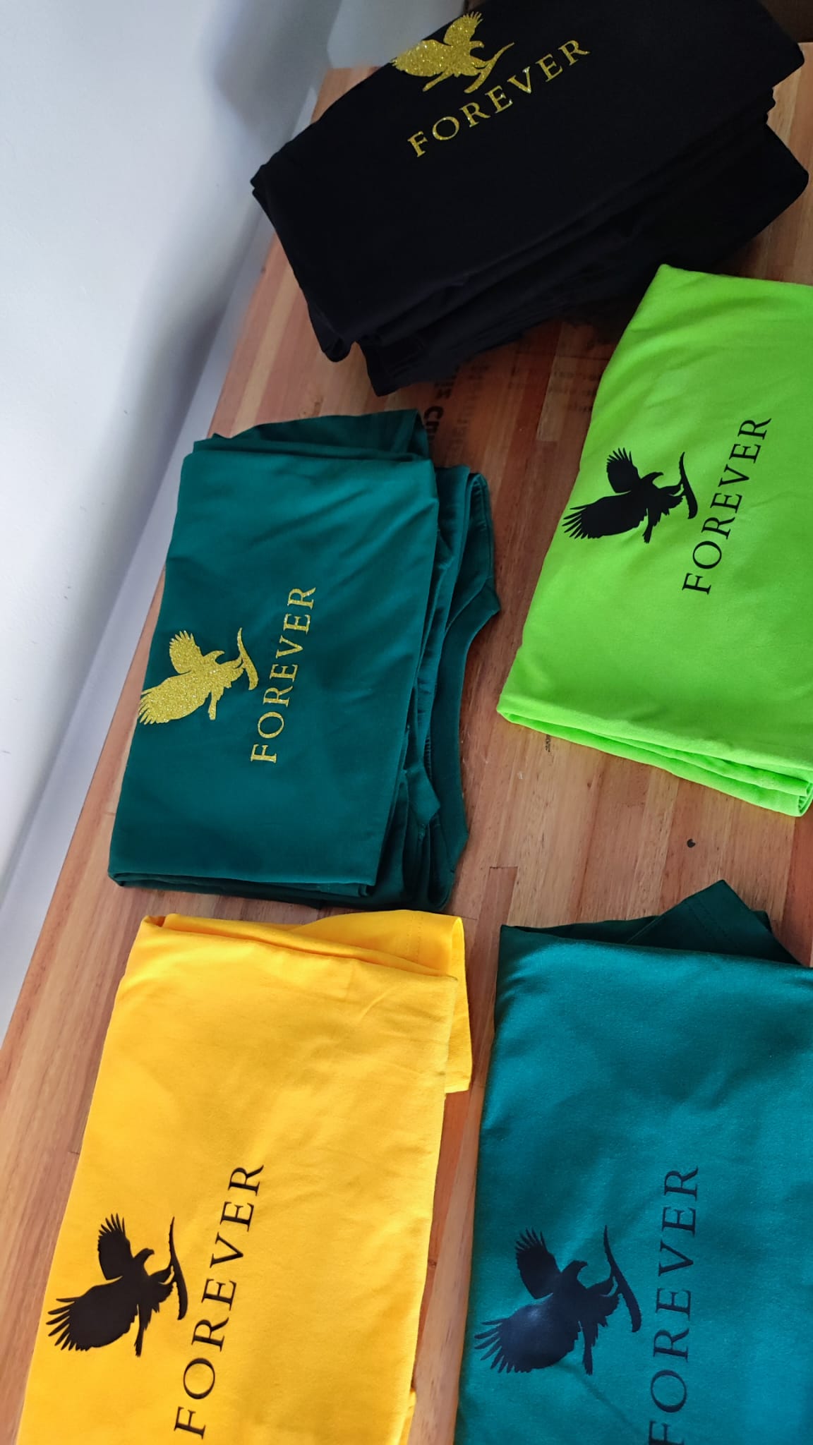 Muestra real de prendas personalizadas con vinilo por SKCREACIONES
