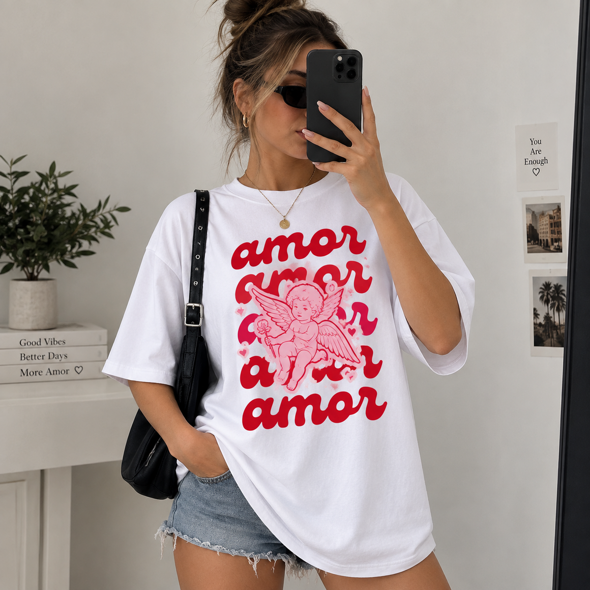 Remera oversize Amor Querubín combinada con short de jean
