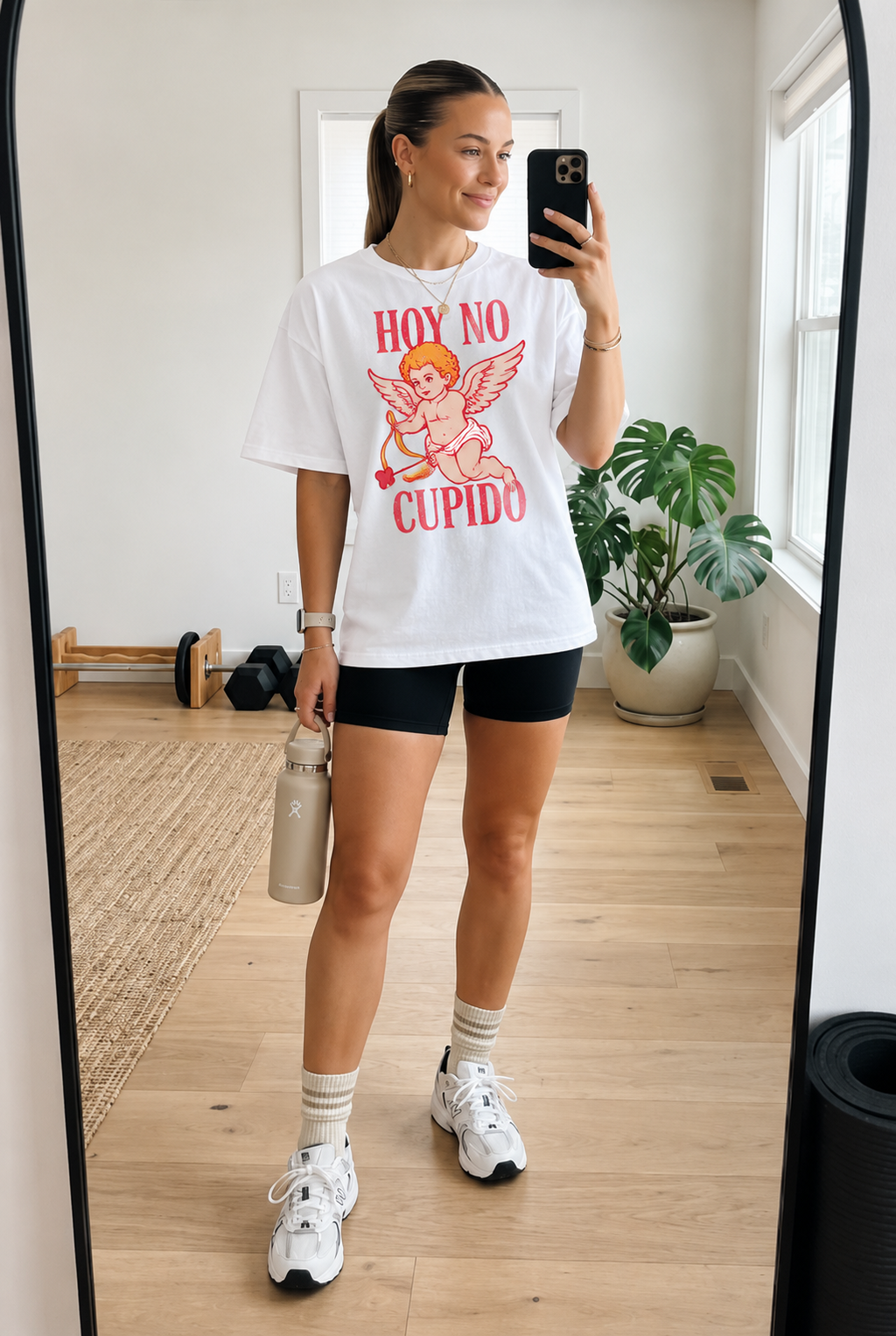 Remera Oversize Hoy no Cupido combinada con biker