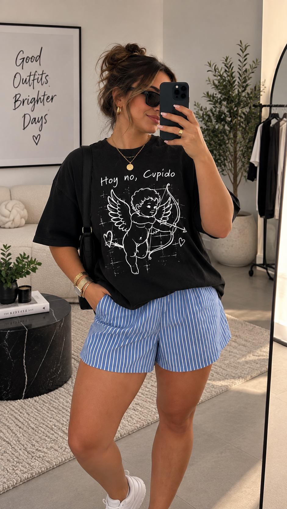 Remera oversize negra Hoy no Cupido en look casual