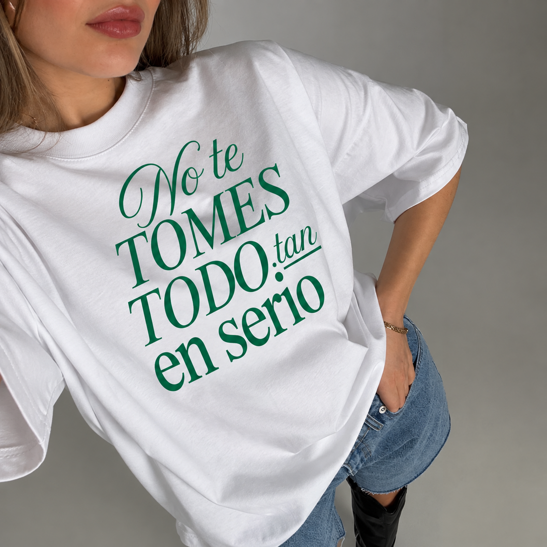 Detalle del estampado verde No te tomes todo tan en serio