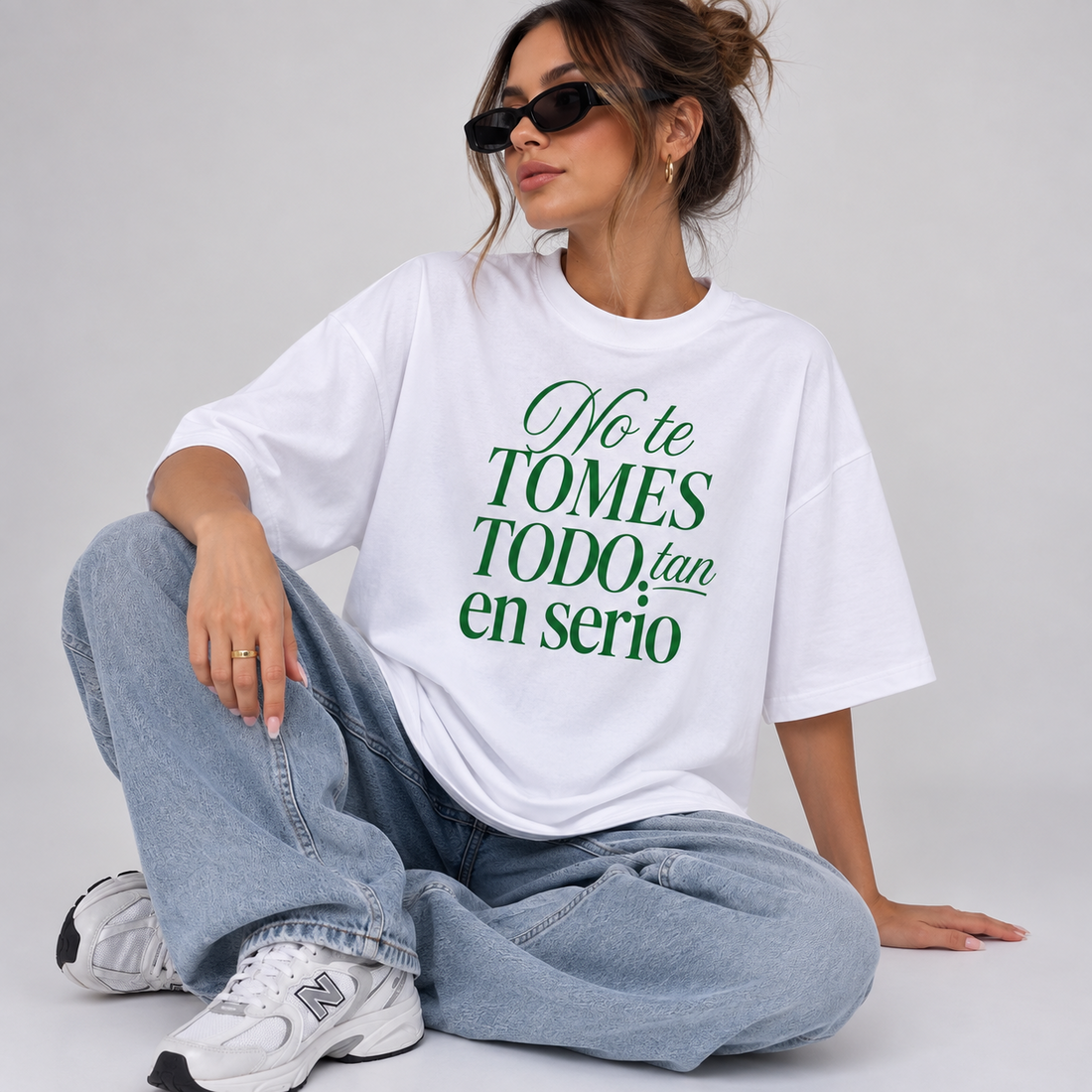 Remera oversize blanca No te tomes todo tan en serio vista frontal