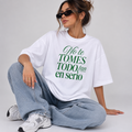 Remera oversize blanca No te tomes todo tan en serio vista frontal