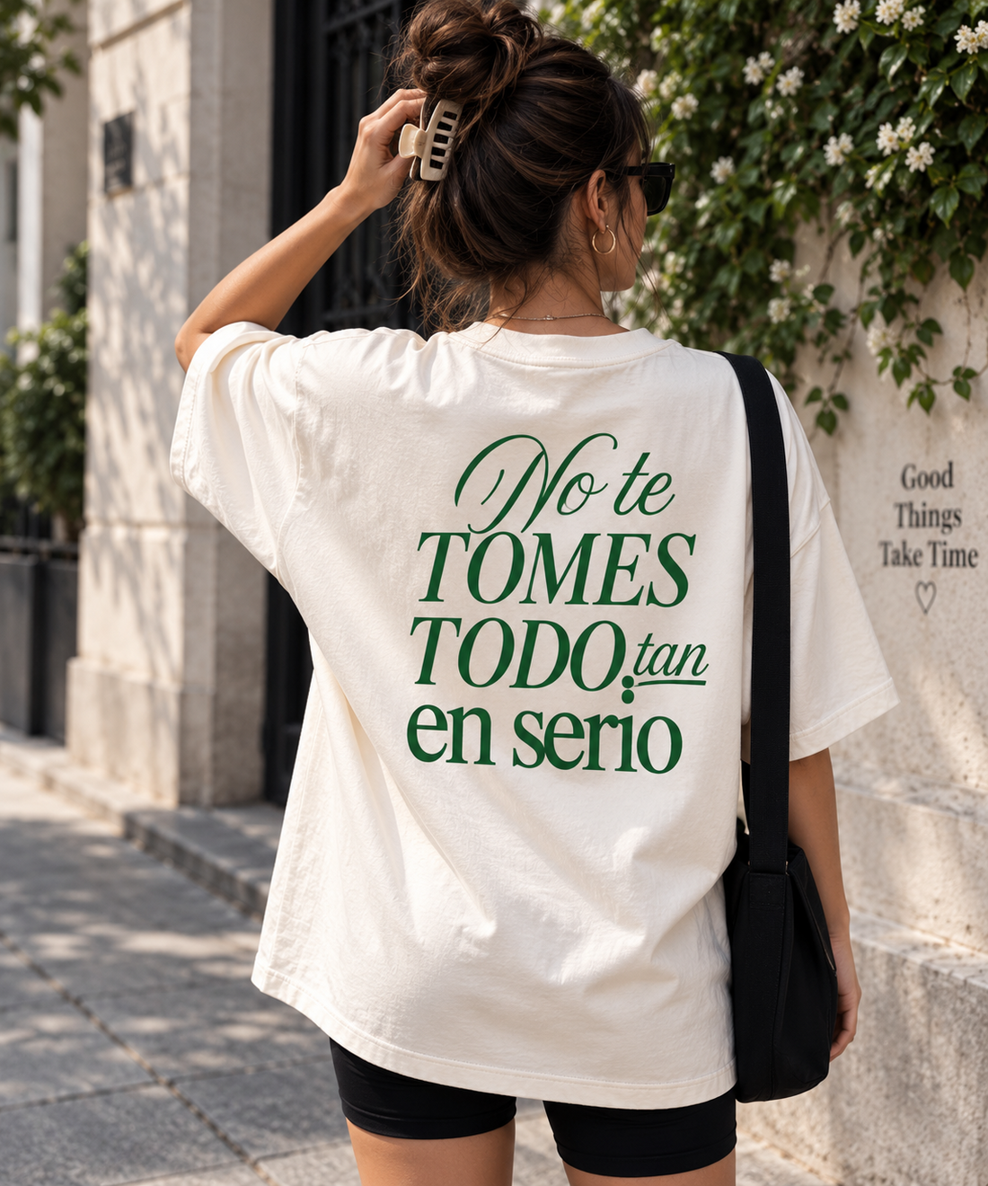 Remera oversize blanca No te tomes todo tan en serio vista posterior