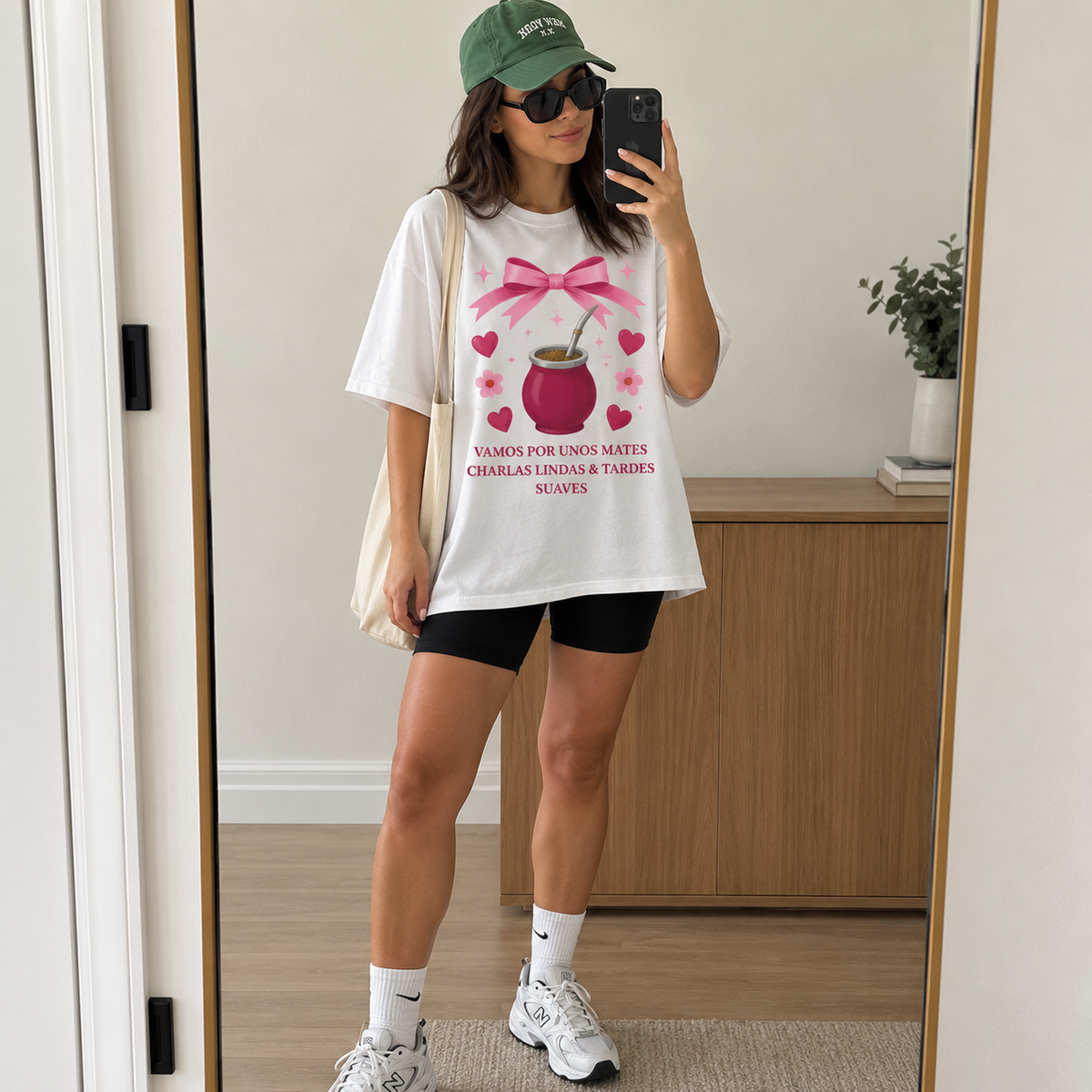 Remera Oversize Vamos por unos mates combinada con biker