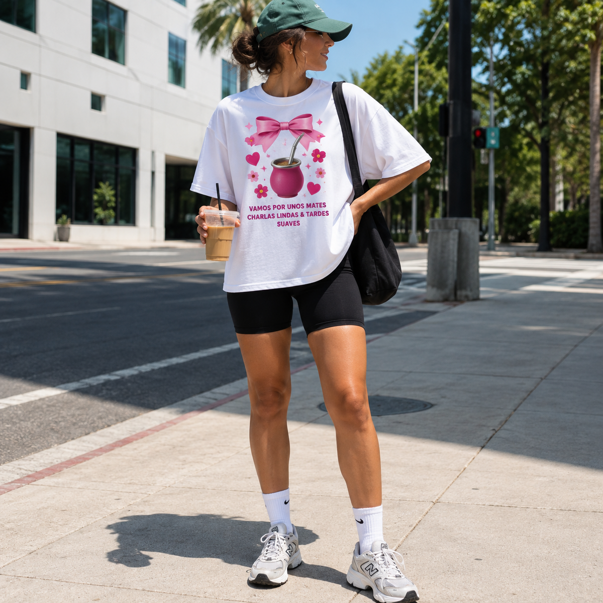 Remera Oversize Vamos por unos mates en outfit de calle