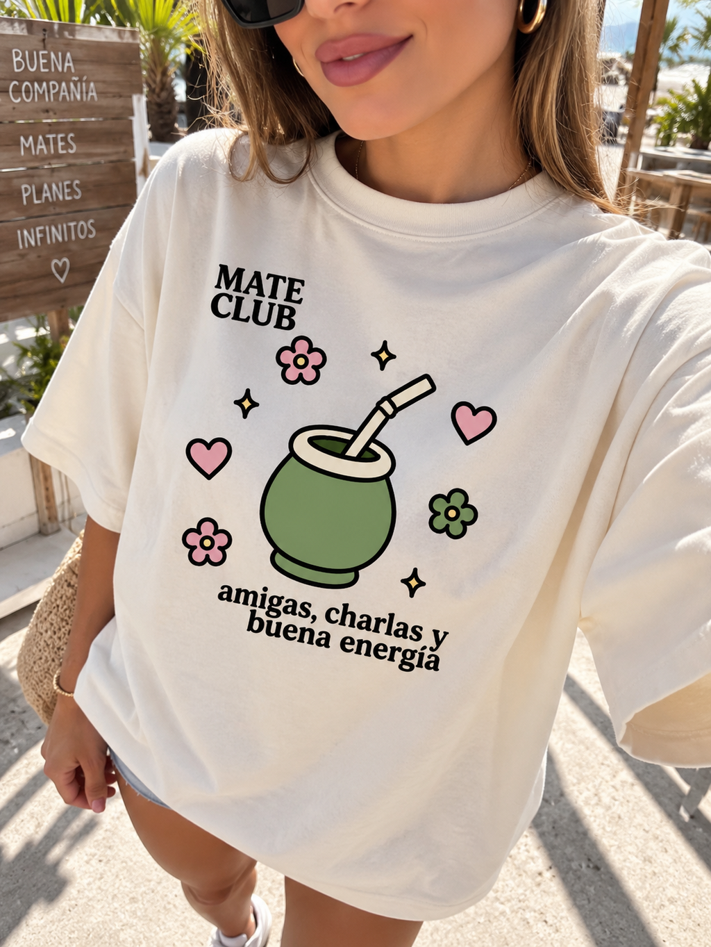 Detalle de estampa frontal Mate Club sobre remera oversize blanca