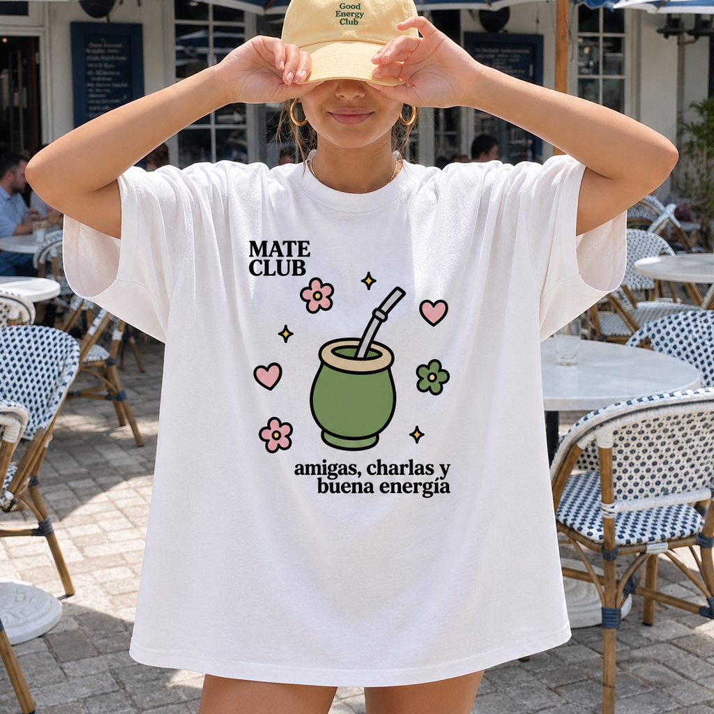 Remera Oversize Mate Club blanca, estampa frontal y look de verano