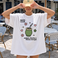 Remera Oversize Mate Club blanca, estampa frontal y look de verano