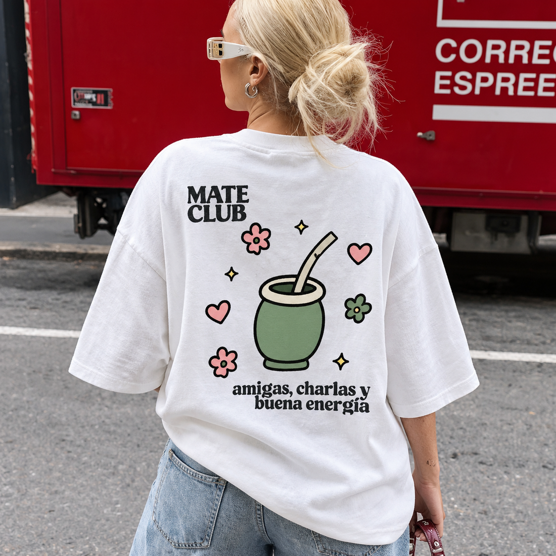 Remera Oversize Mate Club blanca, estampa posterior y look con jean