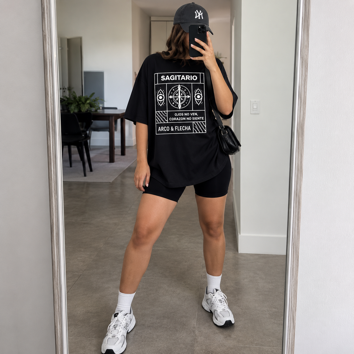 Remera Oversize Sagitario negra combinada con biker