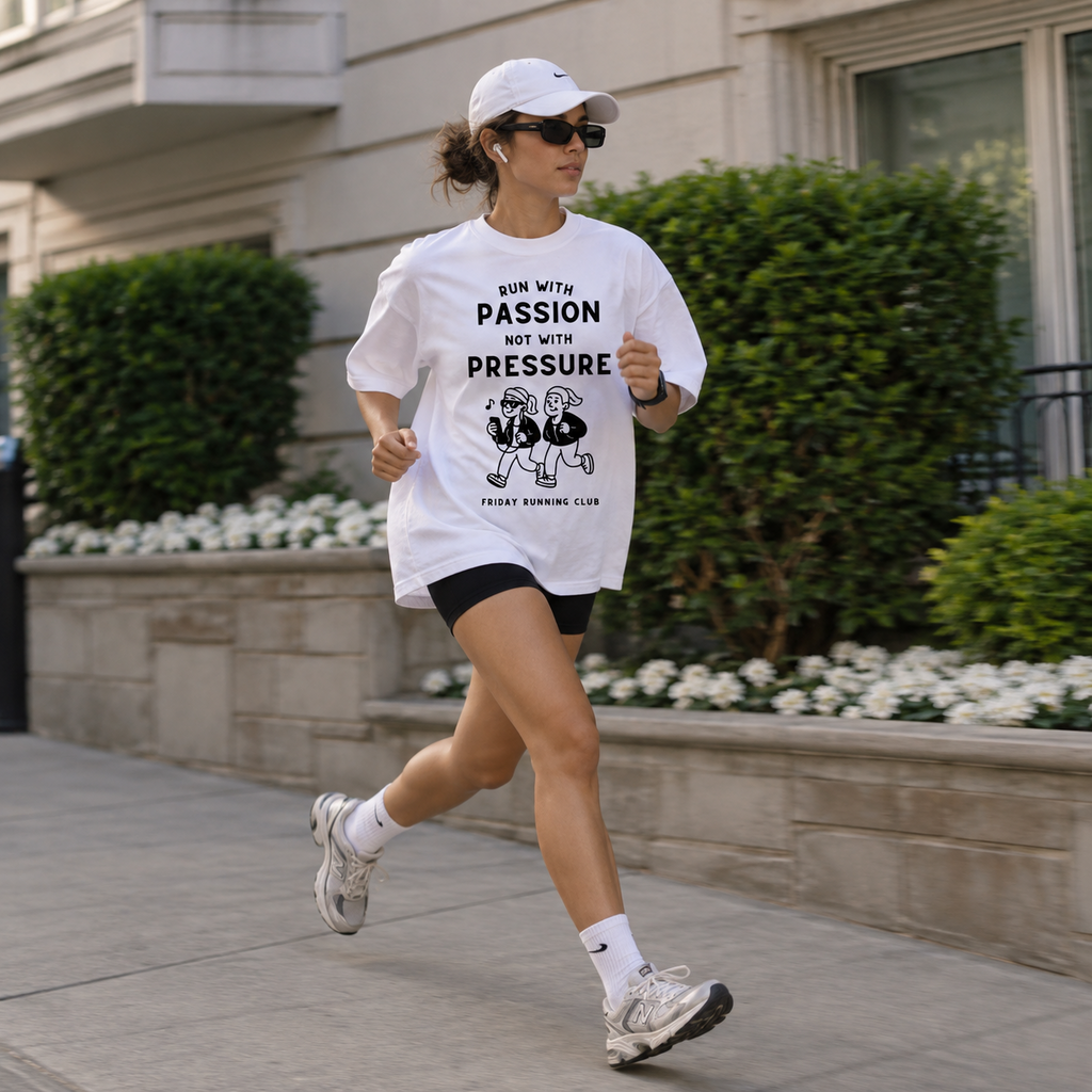Remera Oversize Run With Passion durante carrera, vista frontal con biker negro