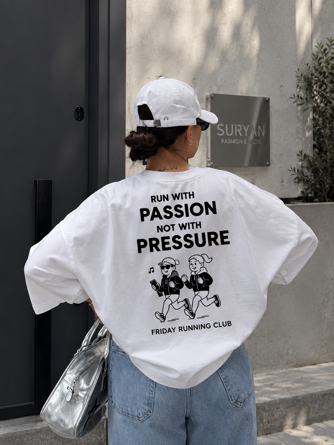 Remera Oversize Run With Passion combinada con jean en un look urbano