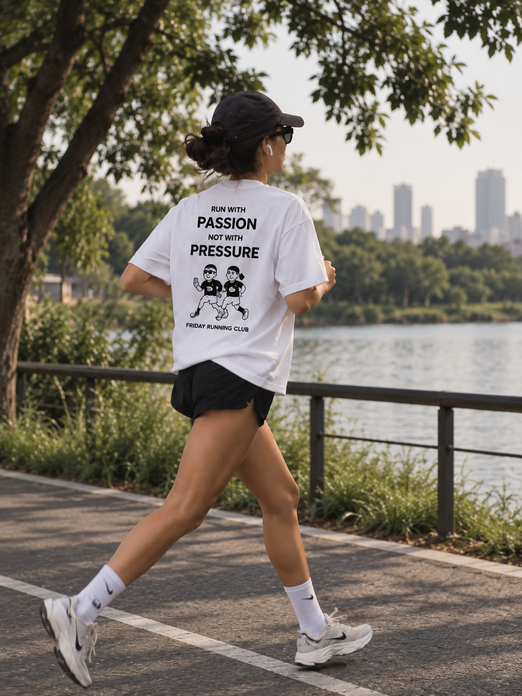 Remera Oversize Run With Passion vista posterior durante una carrera