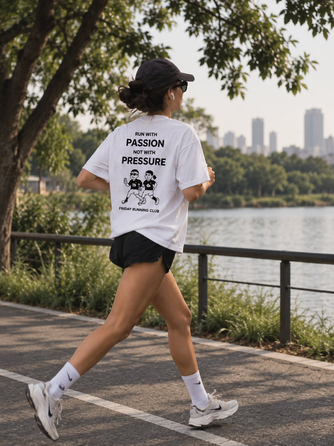 Remera Oversize Run With Passion vista posterior durante una carrera