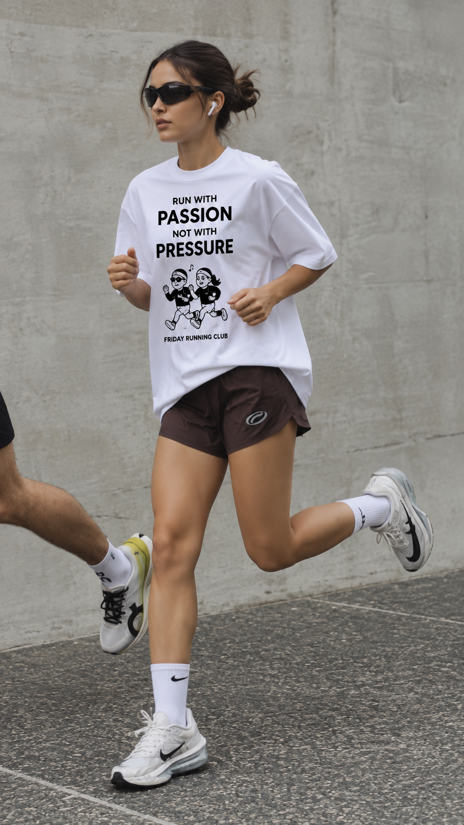 Remera Oversize Run With Passion en entrenamiento grupal con short deportivo