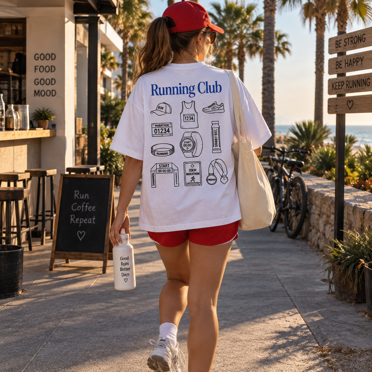 Remera Oversize Running Club blanca, vista posterior con look deportivo costero