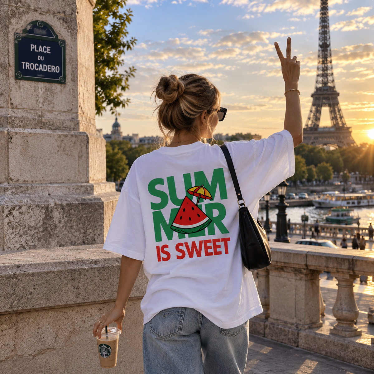 Remera Oversize Summer Is Sweet combinada con jean en un paseo urbano